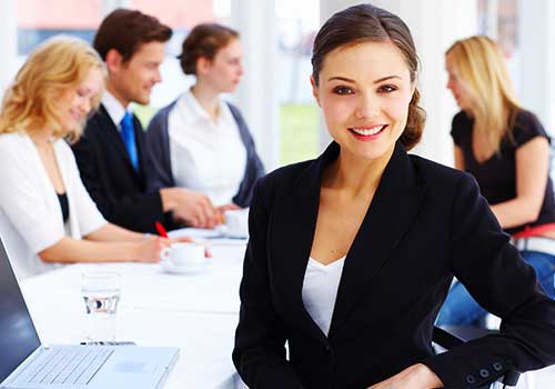 تیم کاری شاد و نمای دختر کارمند خندان